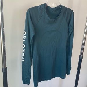 Peloton/LuLuLemon long sleeve swiftly tee.